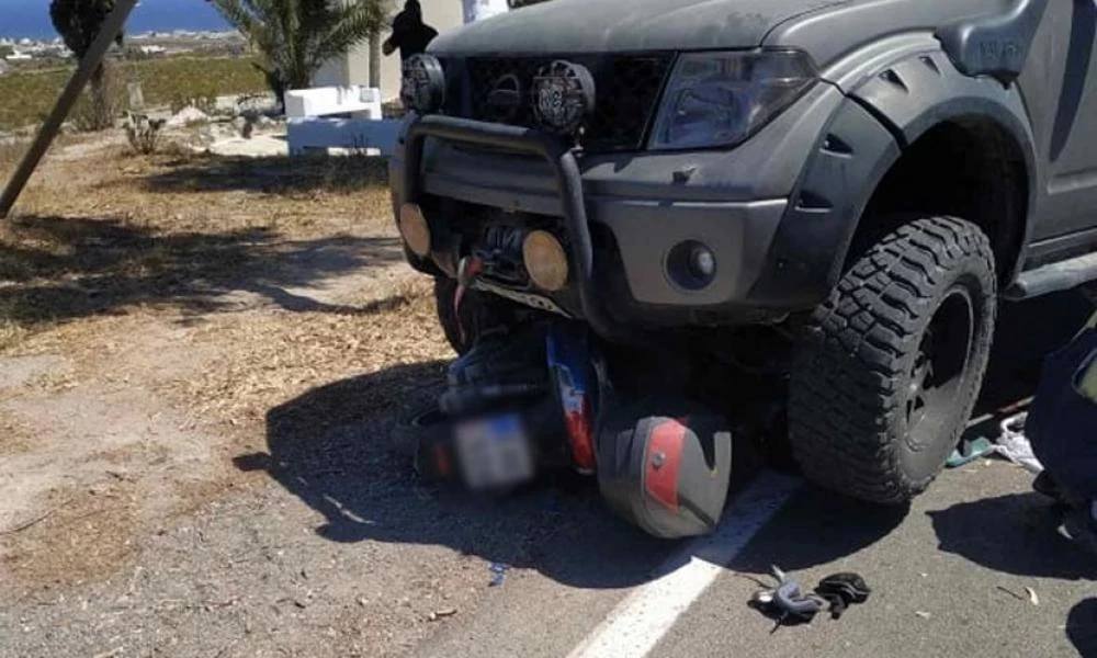 Τρομερό δυστύχημα στην Σαντορίνη: Μηχανή σφηνώθηκε σε αμάξι